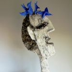 "Pájaros en la cabeza", material reciclado, alto 85 cm, (2012)